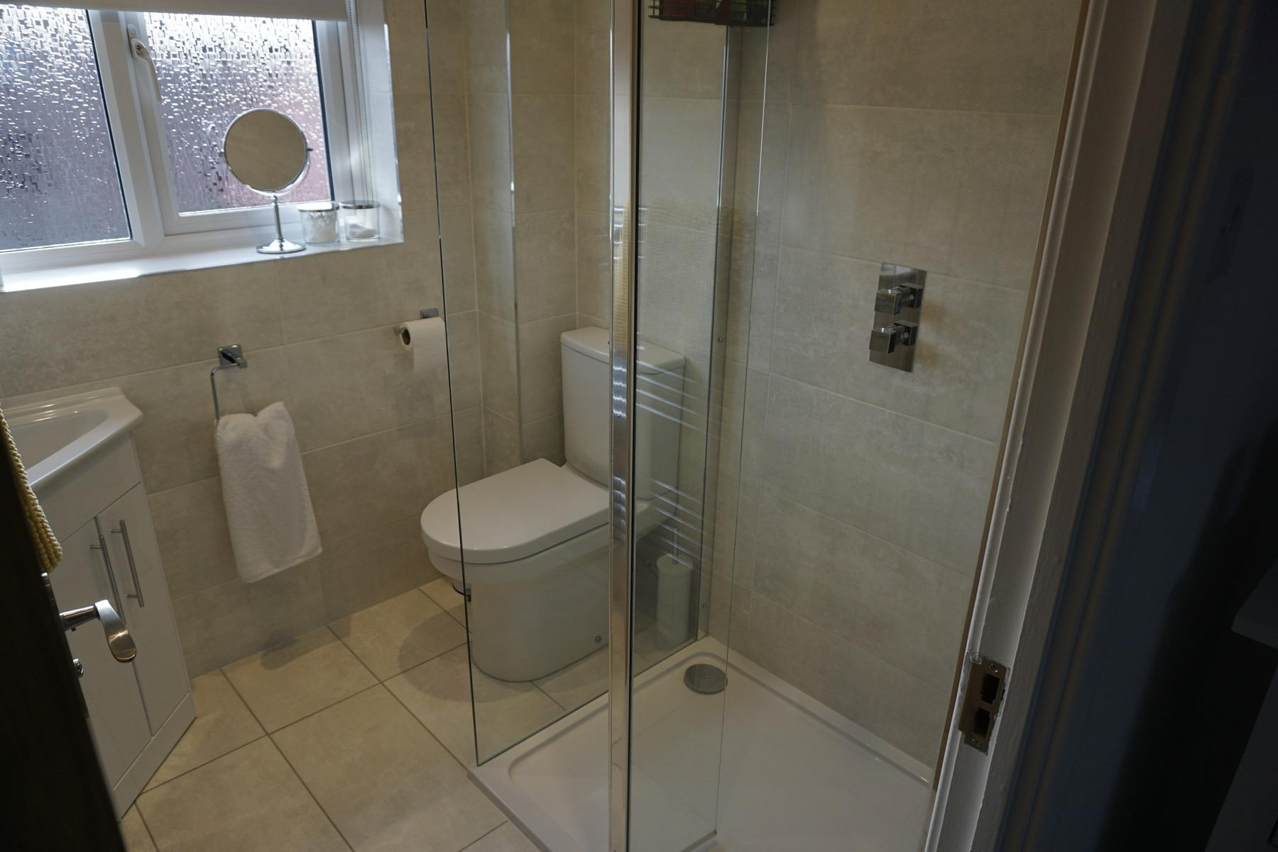 Master bathroom cloakroom and en-suite renovation in Newport Pagnell - Image 8