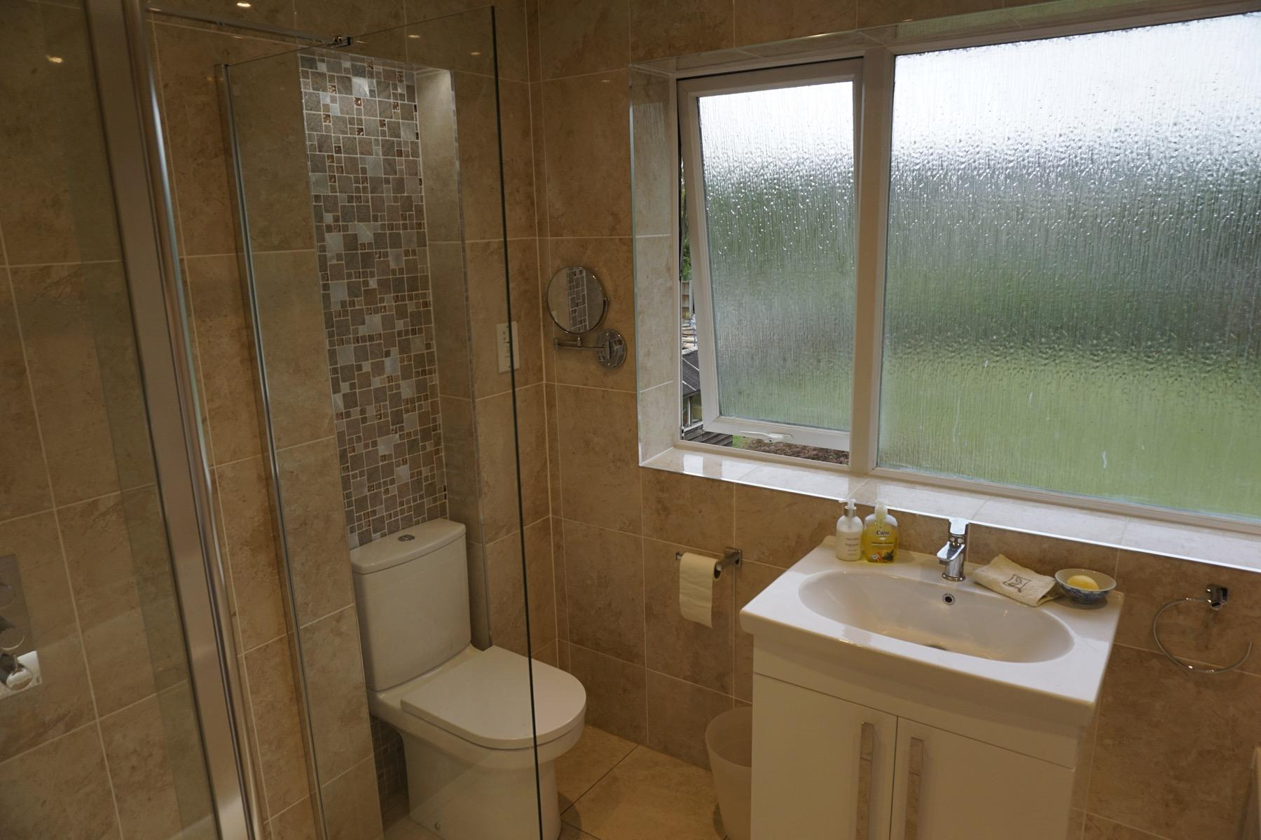 Master bathroom cloakroom and en-suite remodelling in Bedford - Image 8