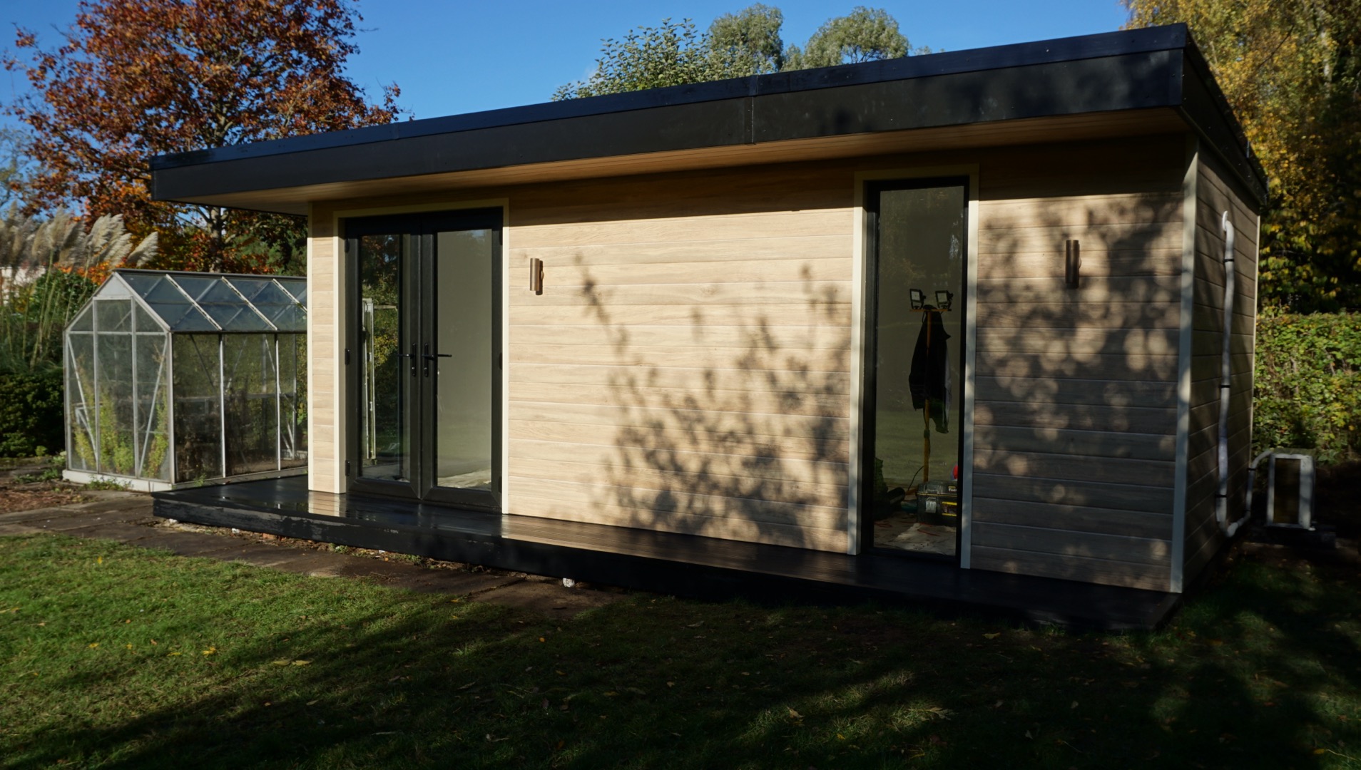 Luxury Garden Room in Milton Keynes - Image 8