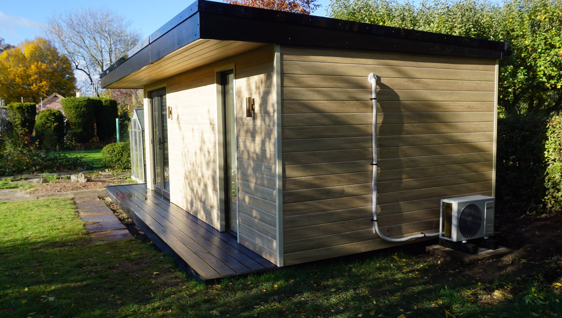 Luxury Garden Room in Milton Keynes - Image 9