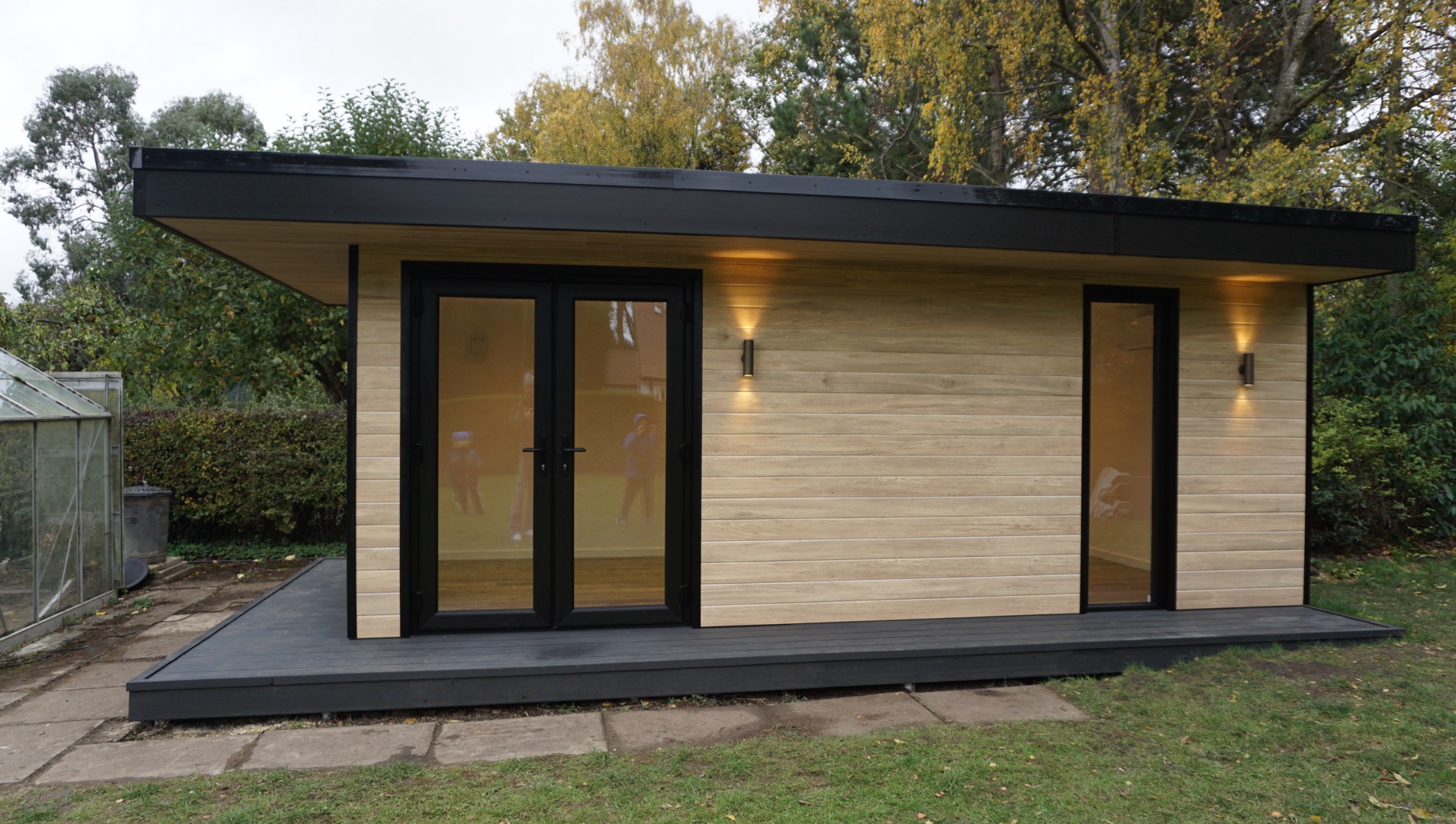 Luxury Garden Room in Milton Keynes - Image 12