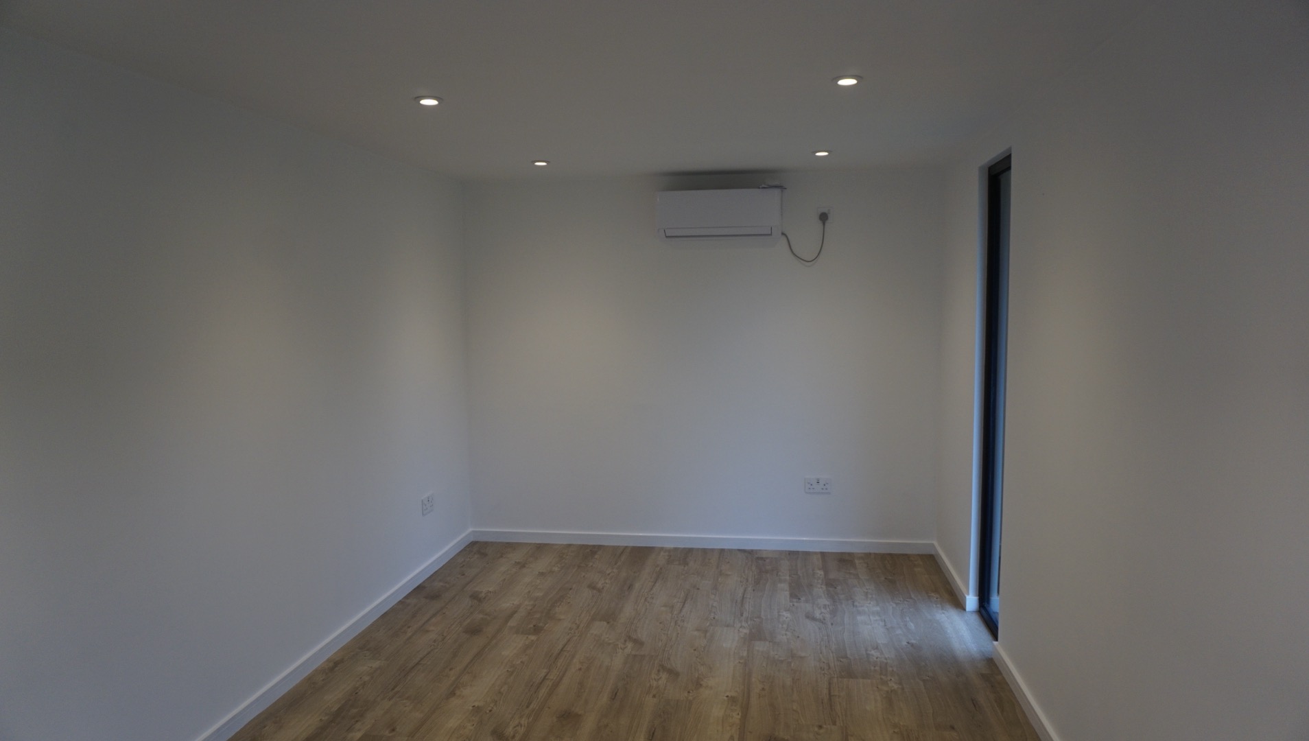 Luxury Garden Room in Milton Keynes - Image 14