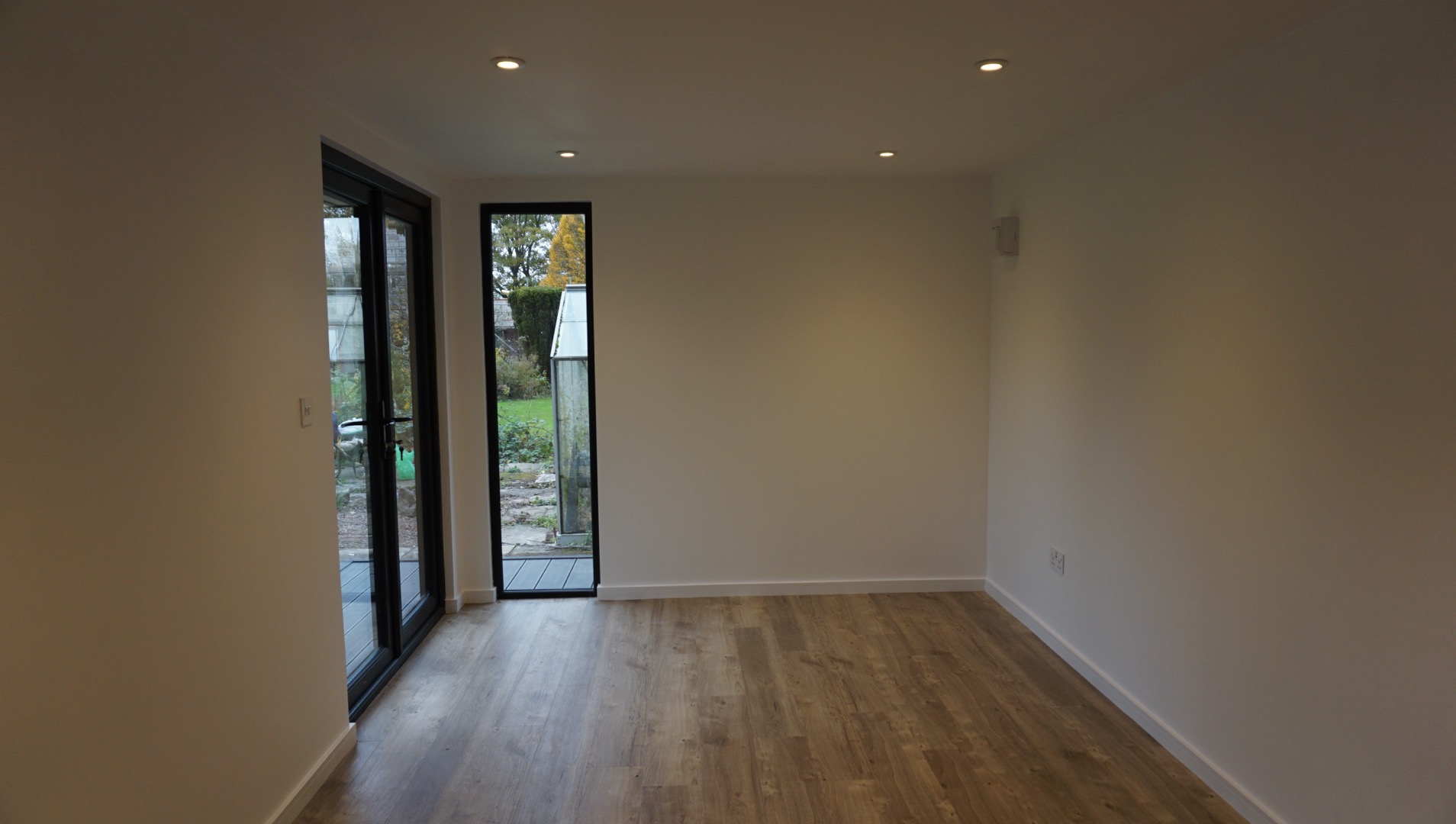 Luxury Garden Room in Milton Keynes - Image 15