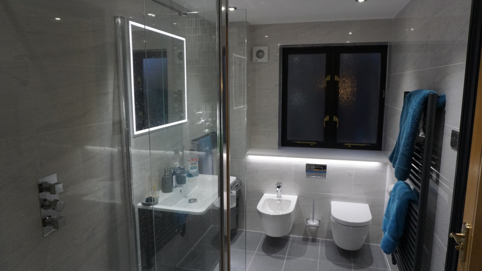Bathroom fitters in Milton Keynes: en-suite with walk-in shower fitted by PMJ Building Services in Furzton
